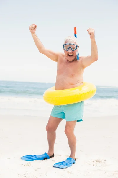 Homme âgé avec anneau de natation et palmes à la plage — Photo