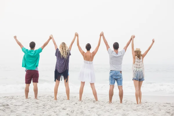 Vrienden hand in hand en staan in een rij — Stockfoto