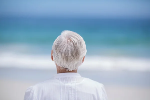 Vue arrière de femme mature rêvant jour — Photo