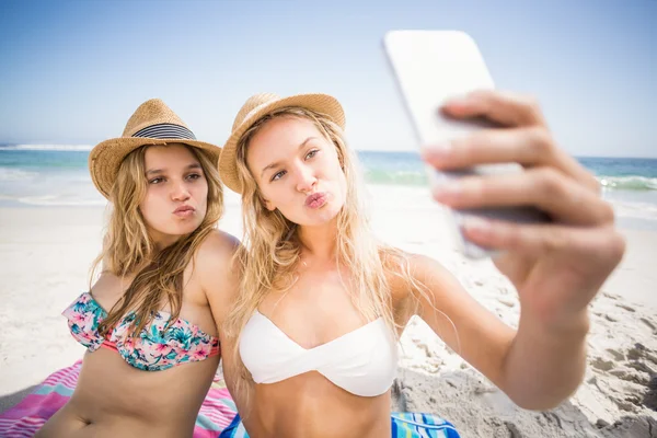 Två vänner i bikini med en selfie — Stockfoto