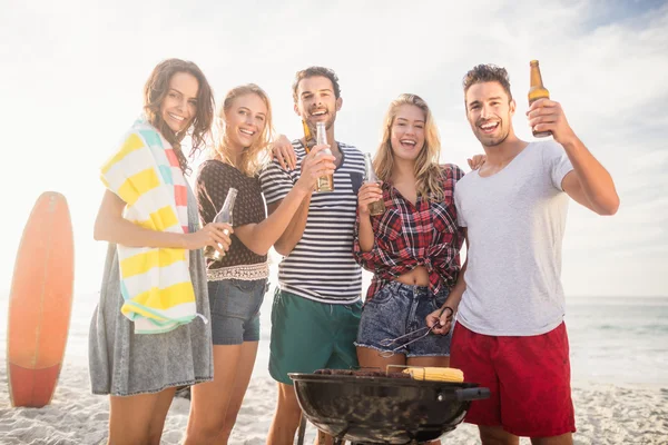 Gelukkige vrienden met plezier rond barbecue — Stockfoto