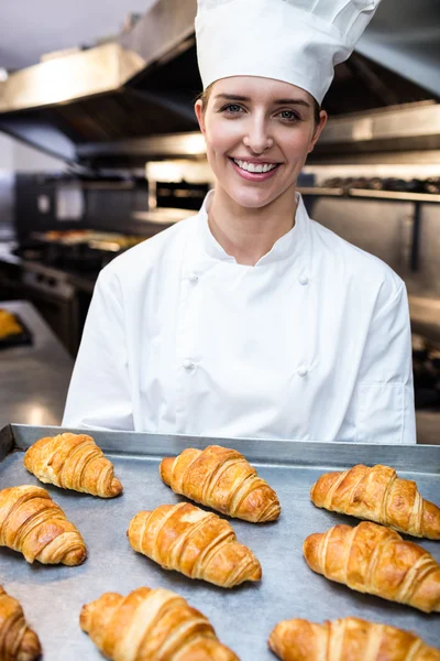 Bandeja de segurando chef de croissants — Fotografia de Stock