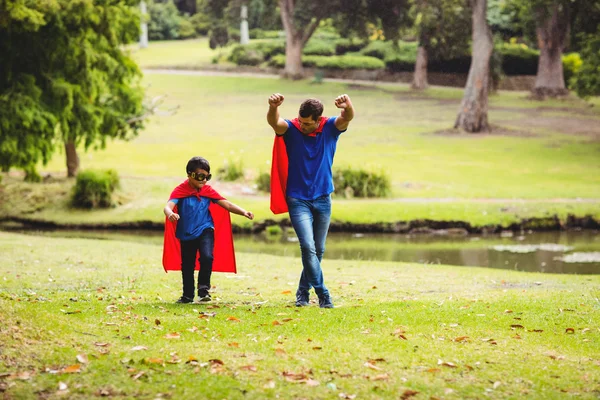 Padre e hijo disfrazados de superhéroe — Foto de Stock