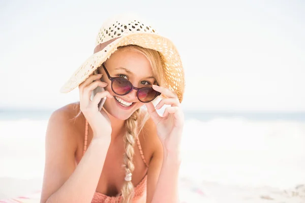 Portret van gelukkige vrouw liggend op het strand — Stockfoto