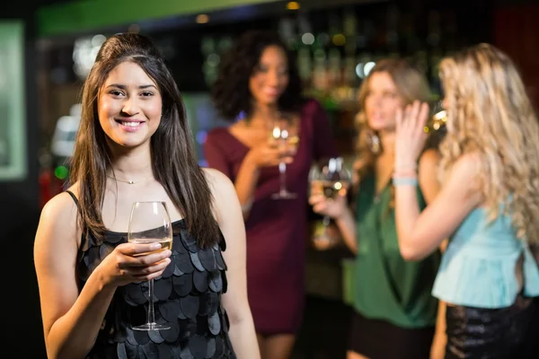 Amigos felices tomando una copa — Foto de Stock