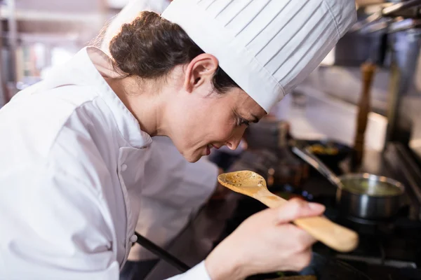 Chef-kok ruiken van voedsel in de keuken — Stockfoto