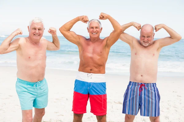Hombres mayores posando con sus músculos — Foto de Stock