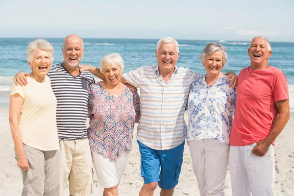 Portret van senior vrienden op het strand — Stockfoto