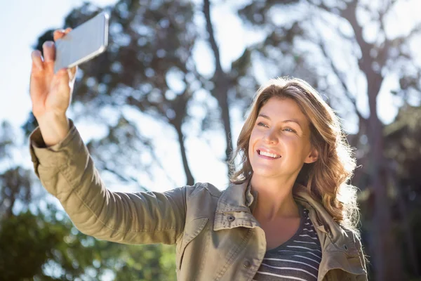 Mujer sonriente tomando selfie — Foto de Stock