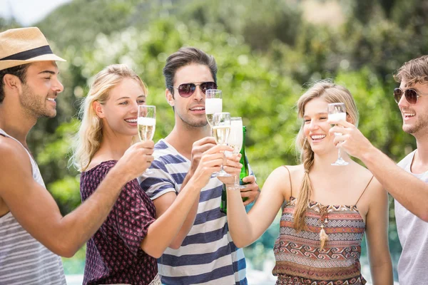 Freundeskreis stößt mit Sektflöte an — Stockfoto