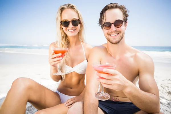 Giovane coppia in occhiali da sole avendo cocktail — Foto Stock