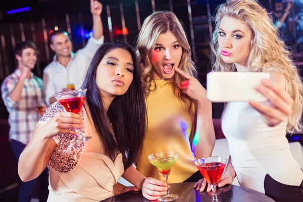 Friends taking a selfie — Stock Photo, Image