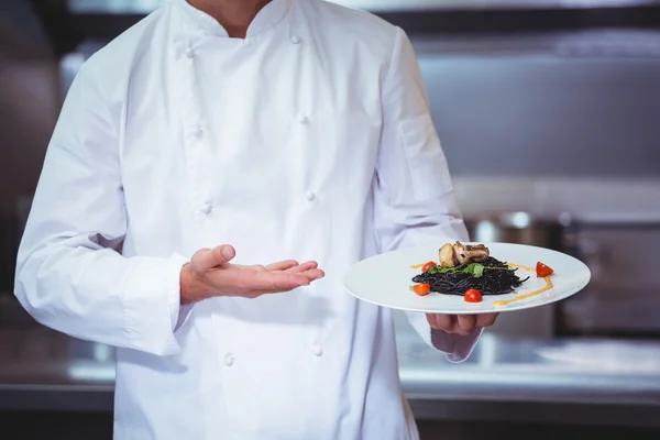 Chef-kok met zijn schotel — Stockfoto