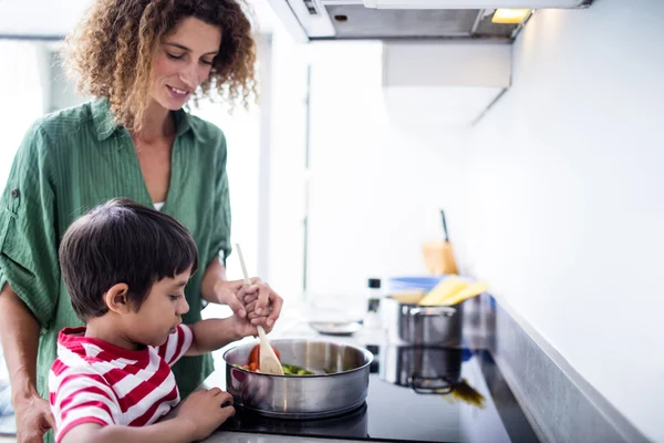 Madre e hijo cocinando en la cocina —  Fotos de Stock