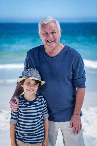 Mignon garçon embrassant son grand-père — Photo