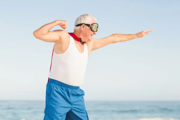 Senior homem fingindo ser um super-herói — Fotografia de Stock