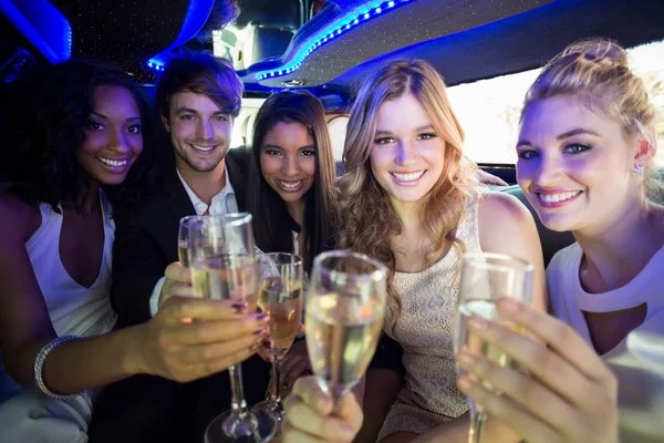 Amigos felices bebiendo champán —  Fotos de Stock