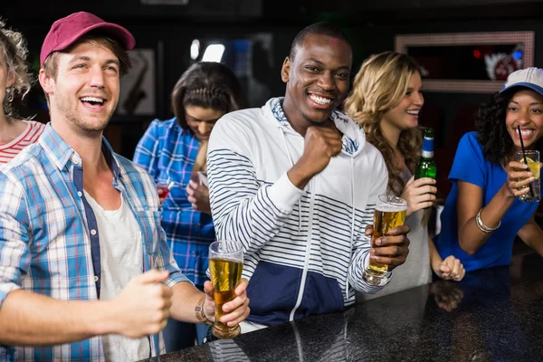 Amigos felizes assistindo esporte — Fotografia de Stock