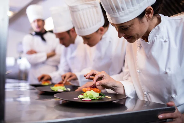 Chef décorant une assiette de nourriture — Photo