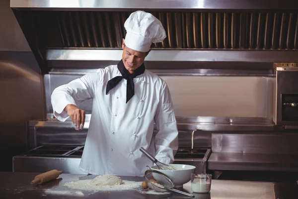 Chef enfocado preparando un pastel — Foto de Stock
