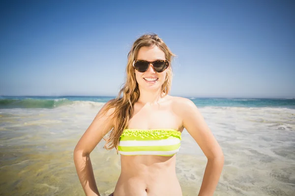 Jolie femme en bikini et lunettes de soleil — Photo