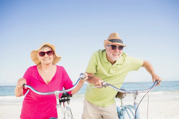 Coppia di anziani andare a fare un giro in bicicletta — Foto Stock