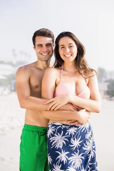 Retrato de pareja feliz abrazándose en la playa —  Fotos de Stock