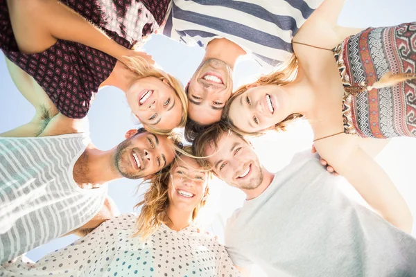 Grupp vänner bildar en krypa — Stockfoto