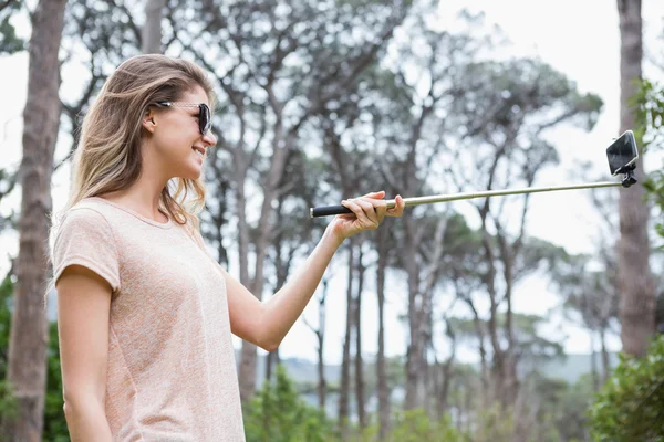 Mujer sonriente tomando selfies —  Fotos de Stock