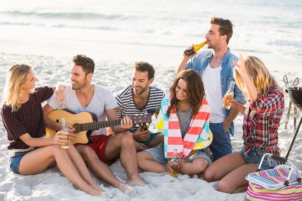 Freunde trinken Bier am Strand — Stockfoto