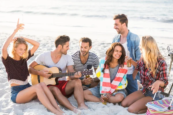 Vrienden drinken bier op het strand — Stockfoto