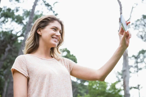 Selfie を取って笑顔の女性 — ストック写真