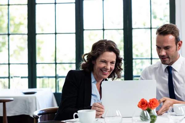 Colleghi di lavoro che utilizzano il computer portatile — Foto Stock