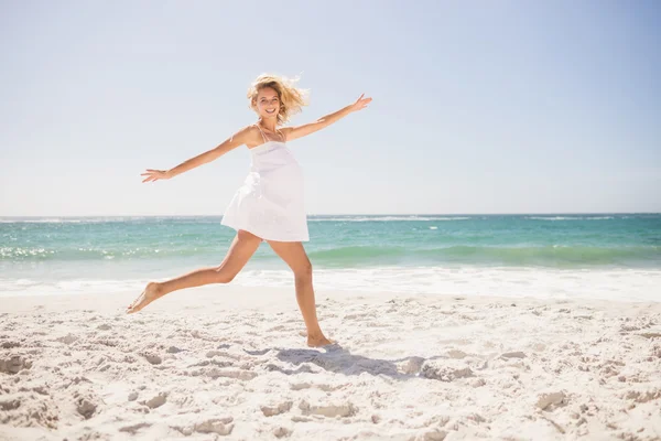 Mooie blonde vrouw springen — Stockfoto