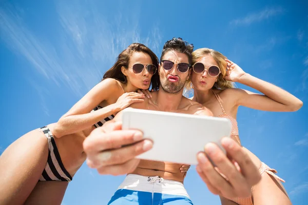 Amici felici scattare selfie sulla spiaggia — Foto Stock