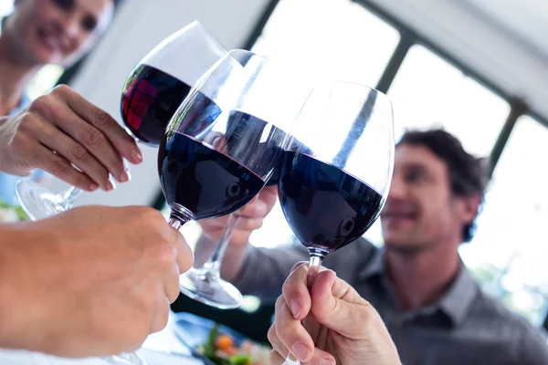 Amigos brindar copas de vino —  Fotos de Stock