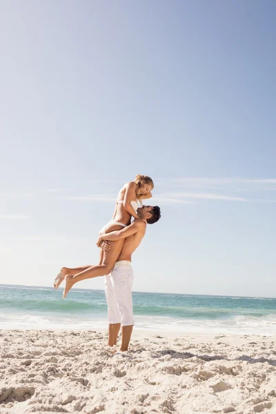 Namorado levantando sua namorada — Fotografia de Stock
