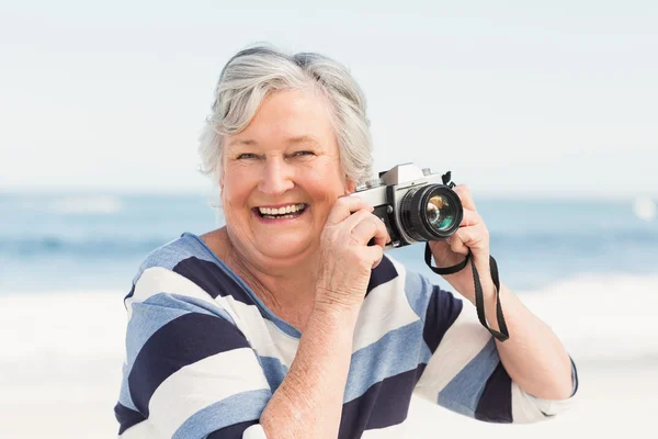 Femme âgée prenant une photo — Photo