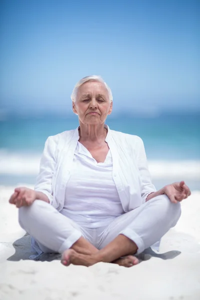 Schöne reife Frau meditiert — Stockfoto