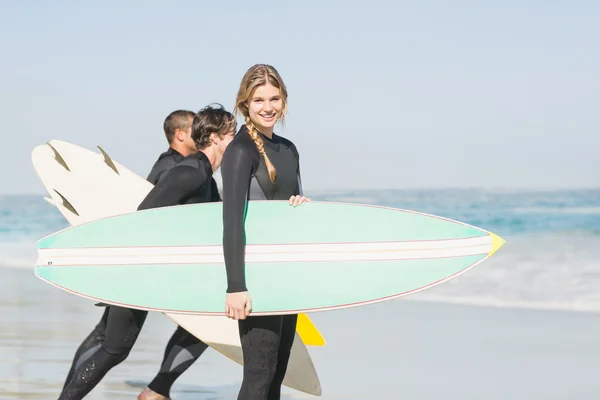 Surfer woman with surfboard standing — Stock Photo, Image