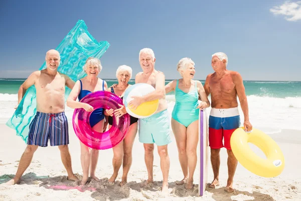 Amici anziani con accessori da spiaggia — Foto Stock