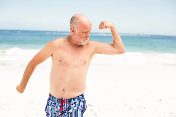Старший чоловік позує зі своїми м'язами — стокове фото