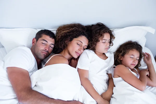 Família dormindo juntos na cama — Fotografia de Stock