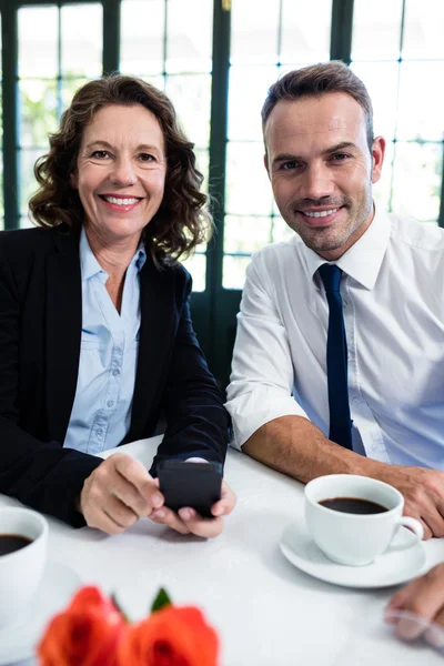 Collega's met mobiele telefoon — Stockfoto