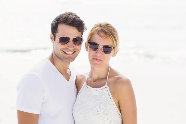 Retrato de jovem casal em óculos de sol na praia — Fotografia de Stock