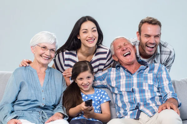 Felice famiglia guardando la televisione — Foto Stock