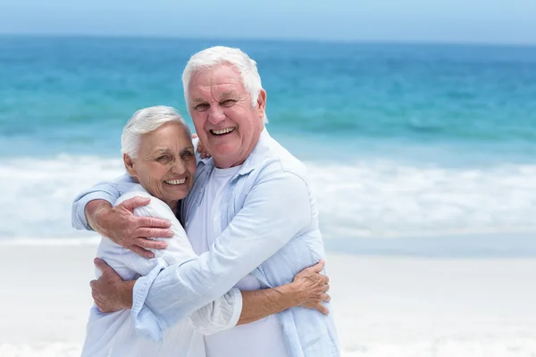 Senior omhelzen elkaar paar — Stockfoto