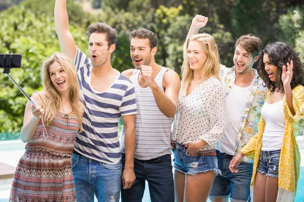 Grupo de amigos tomando una selfie cerca de la piscina — Foto de Stock