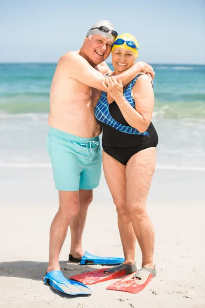 Casal sênior abraçando na praia — Fotografia de Stock