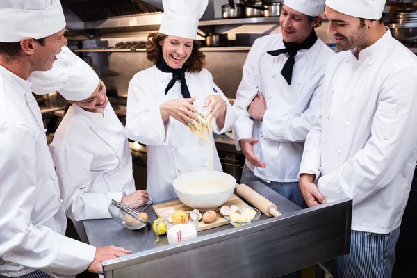 Chef teaching team to prepare dough — Stock Photo, Image